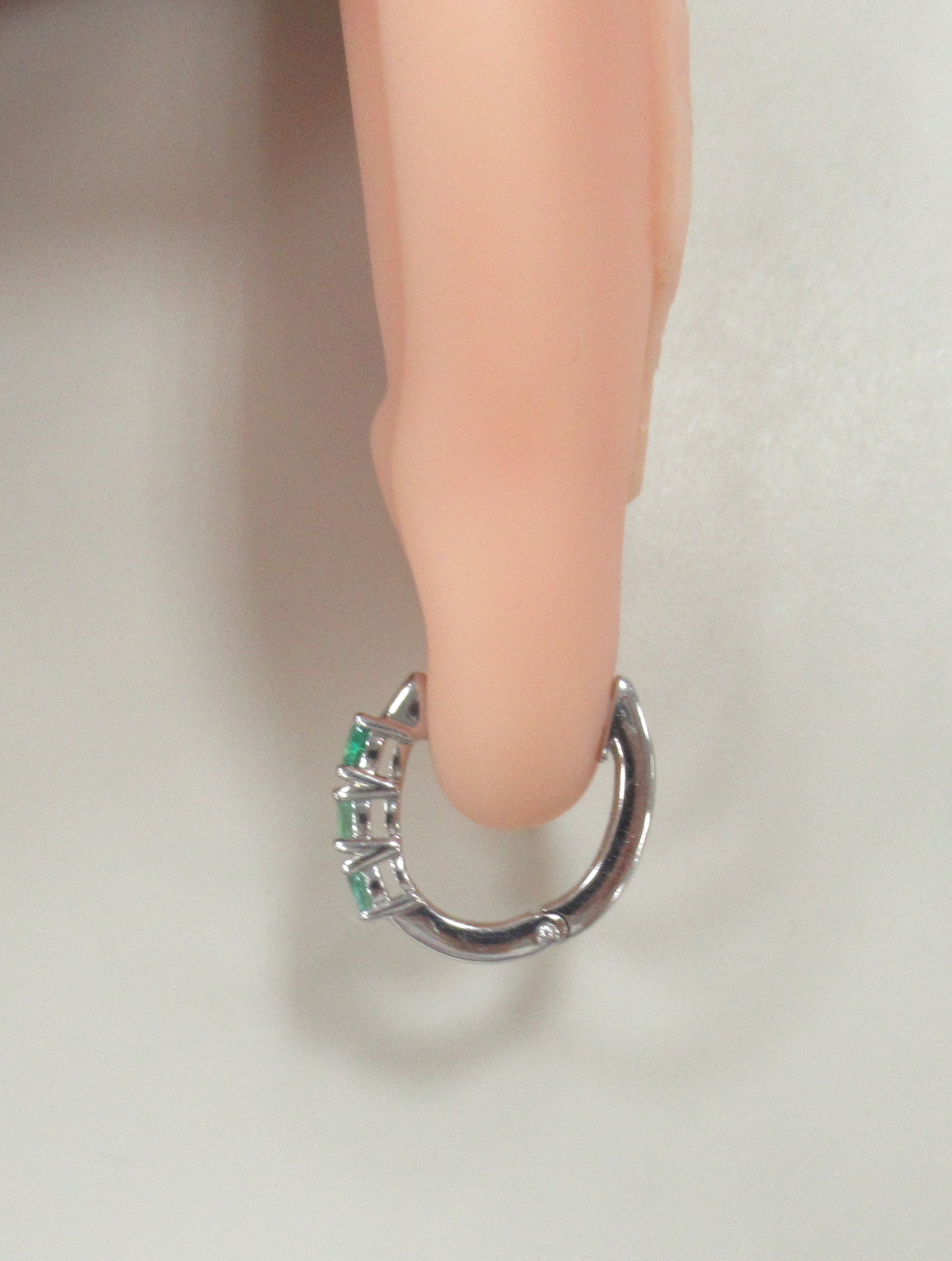 Серебряные серьги с изумрудами